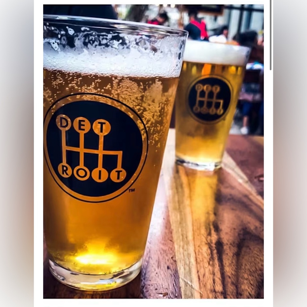 LIKE NEW! Detroit Black Shifter Pint Glasses (set of 4)